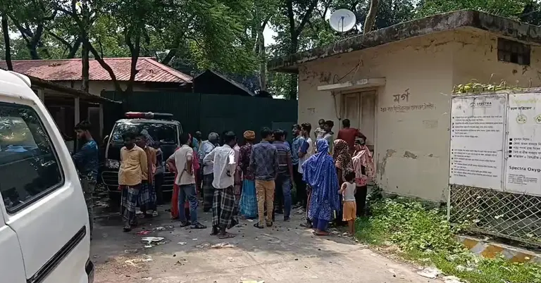 নিহত শিশুর বাড়িতে প্রতিবেশীদের ভিড়